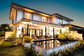 Laguna Lake House - Private Pool - King Bed - Sleeps 14